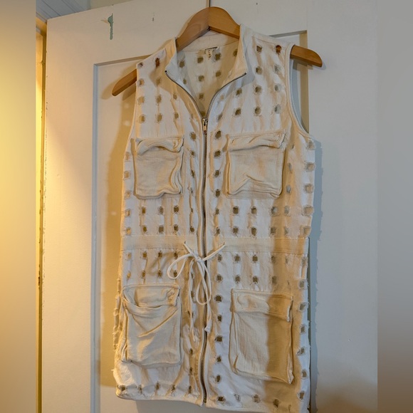 Mo:Vint Tops - Sleeveless Cream Top with Pockets